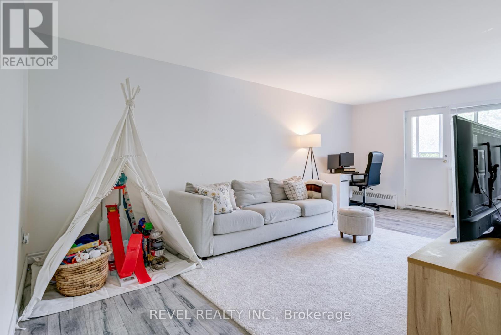 Photo 5 of 512 936 Glen Street, Oshawa ON