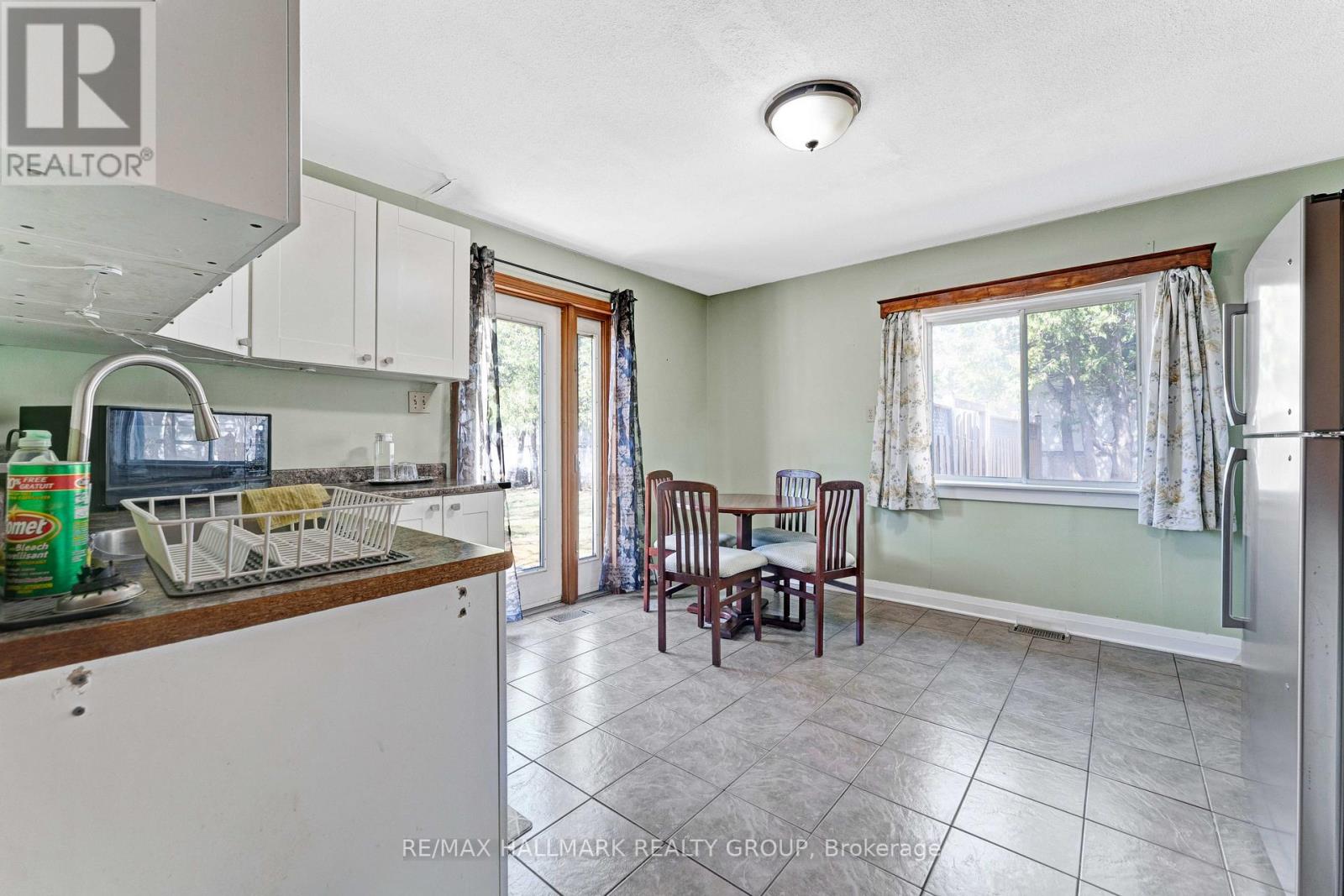 Photo 11 of 984 Miss Ottawa Street, Ottawa ON