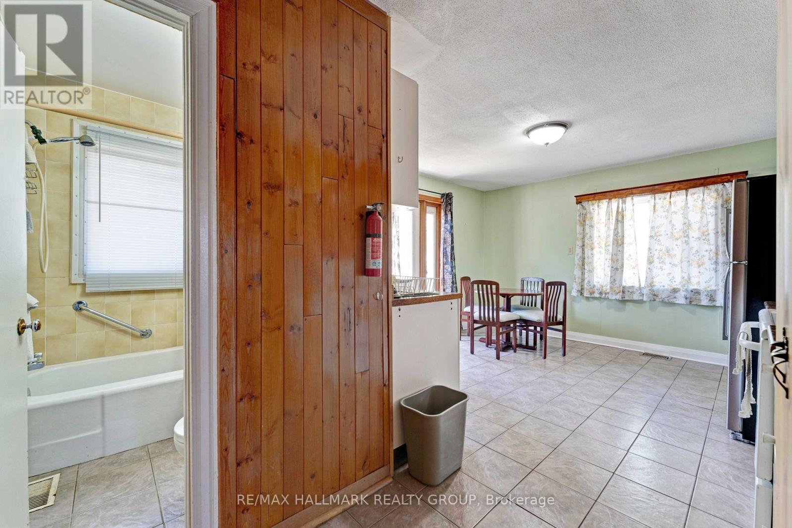 Photo 12 of 984 Miss Ottawa Street, Ottawa ON