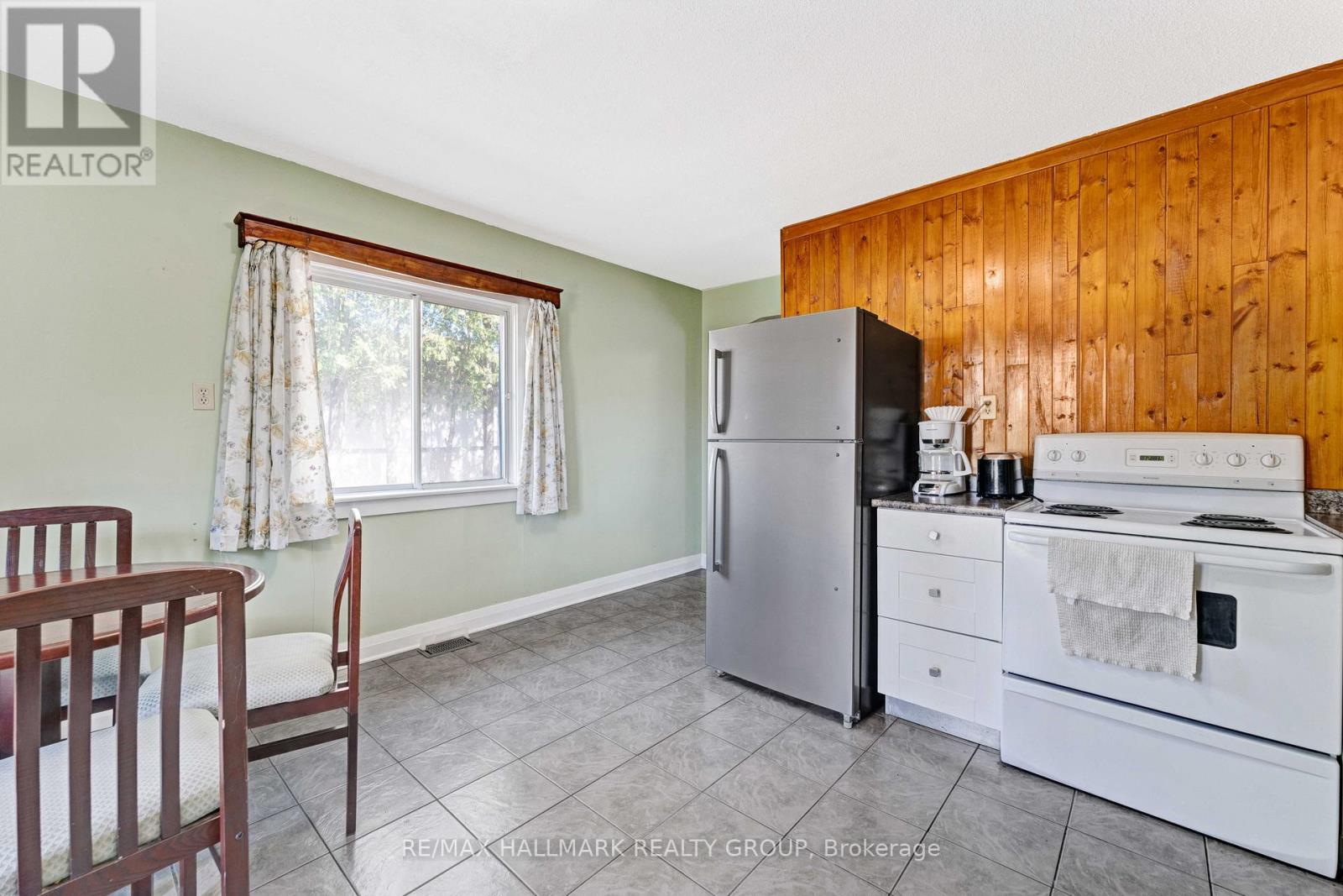 Photo 8 of 984 Miss Ottawa Street, Ottawa ON
