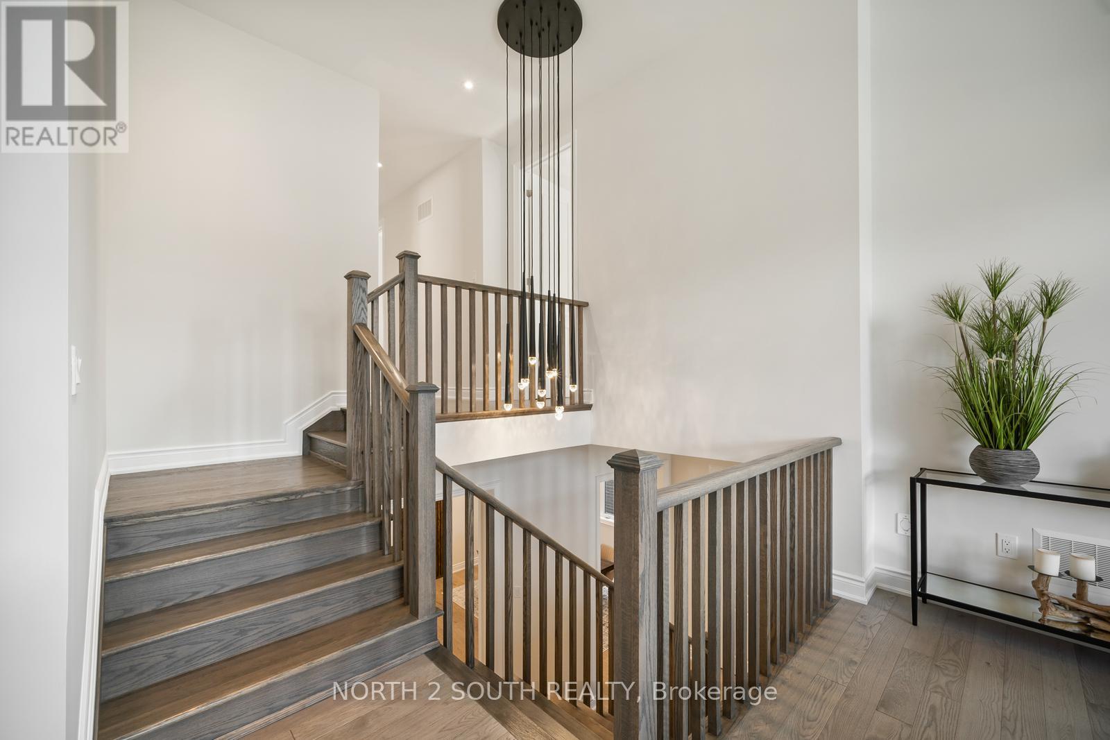 Photo 12 of 25 Pine Heights Drive, Vaughan ON