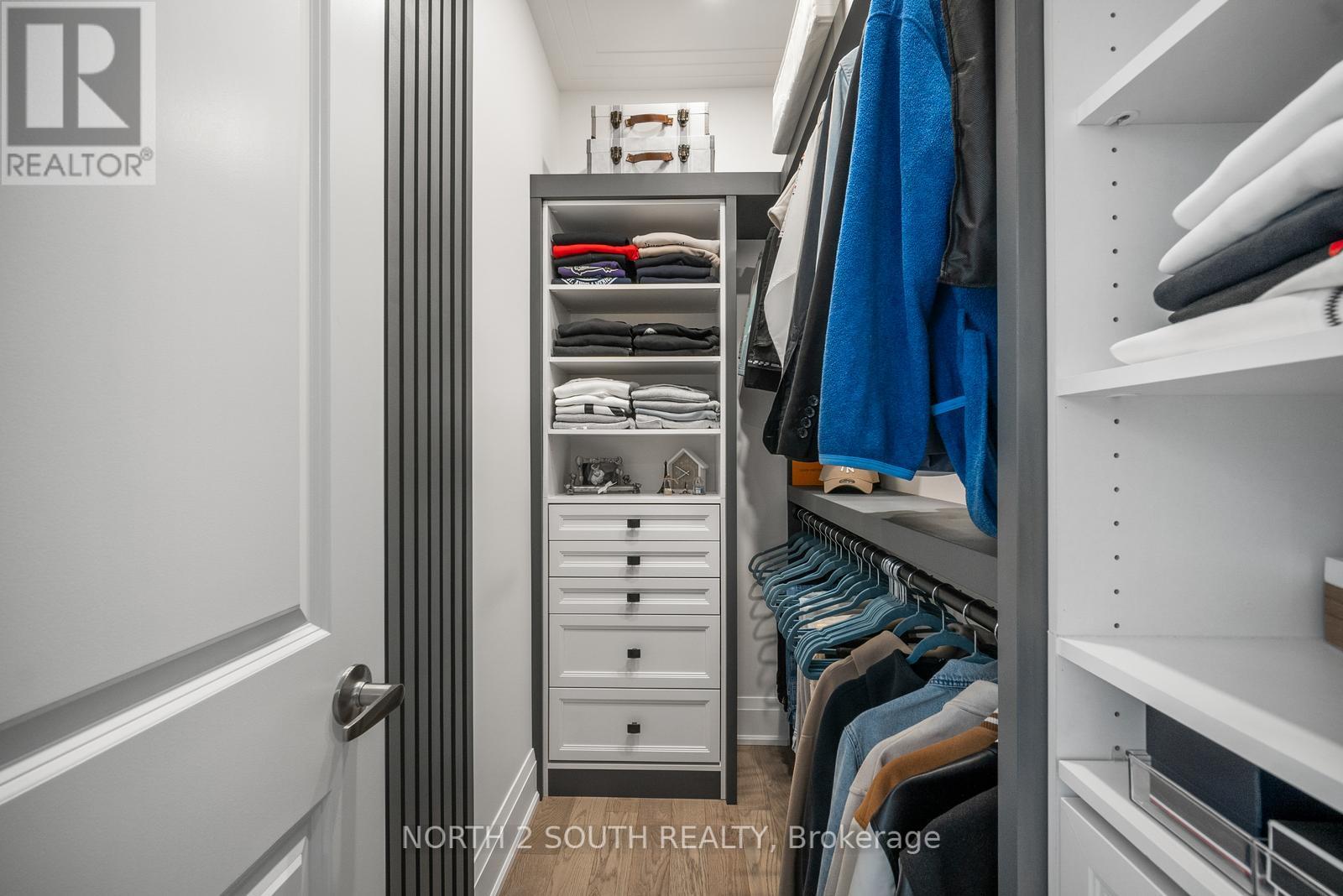 Photo 4 of 25 Pine Heights Drive, Vaughan ON