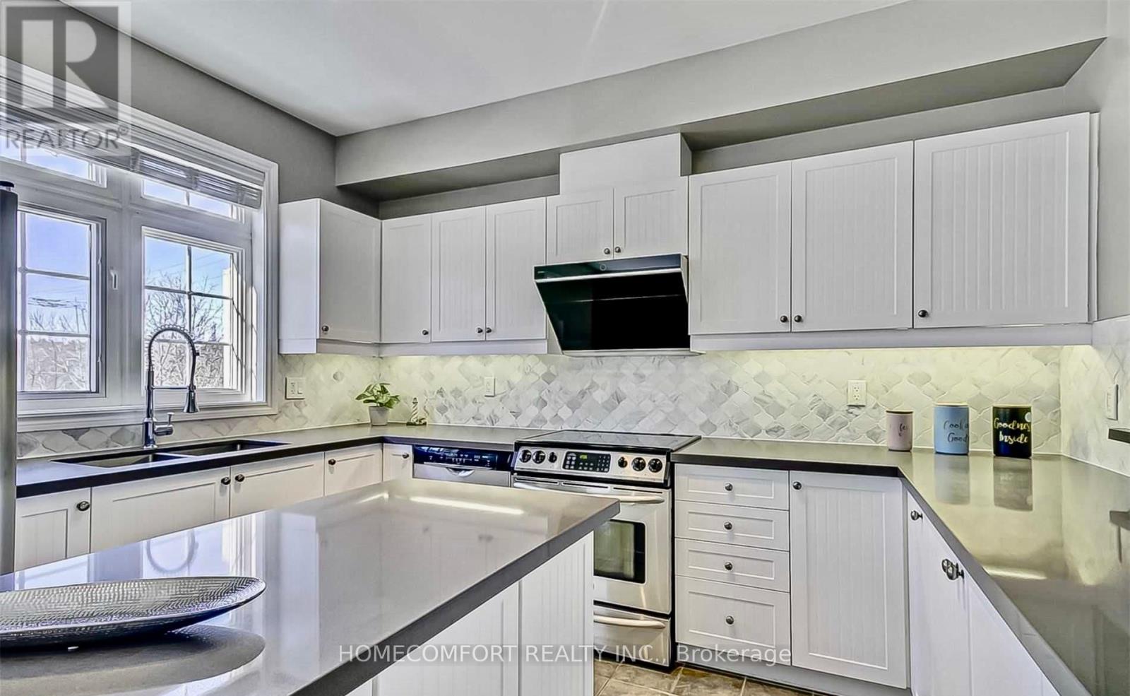 Photo 1 of 38 Burgon Place, Aurora ON