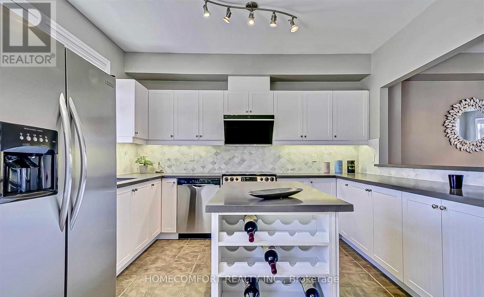 Photo 18 of 38 Burgon Place, Aurora ON