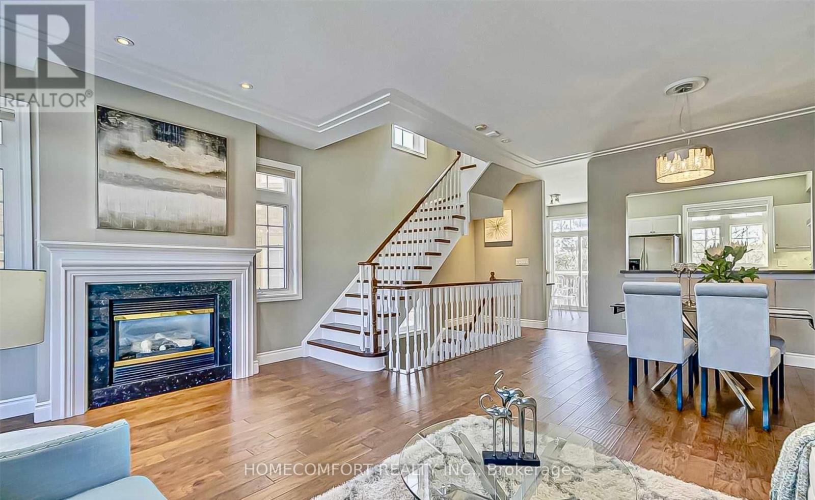 Photo 6 of 38 Burgon Place, Aurora ON