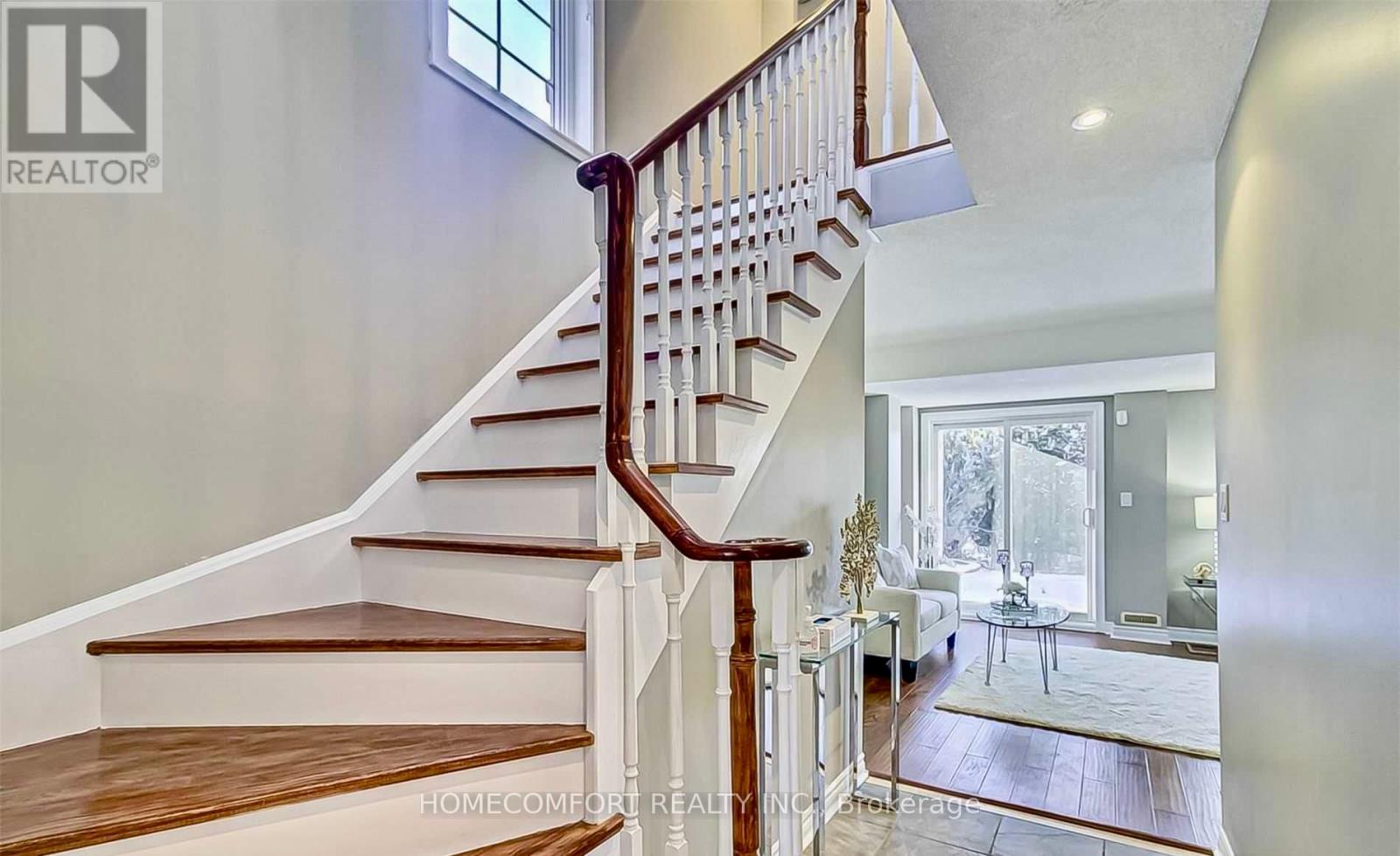 Photo 13 of 38 Burgon Place, Aurora ON