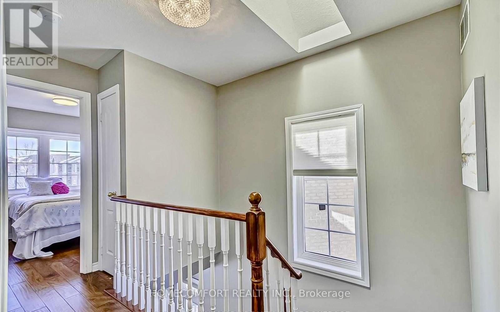 Photo 9 of 38 Burgon Place, Aurora ON