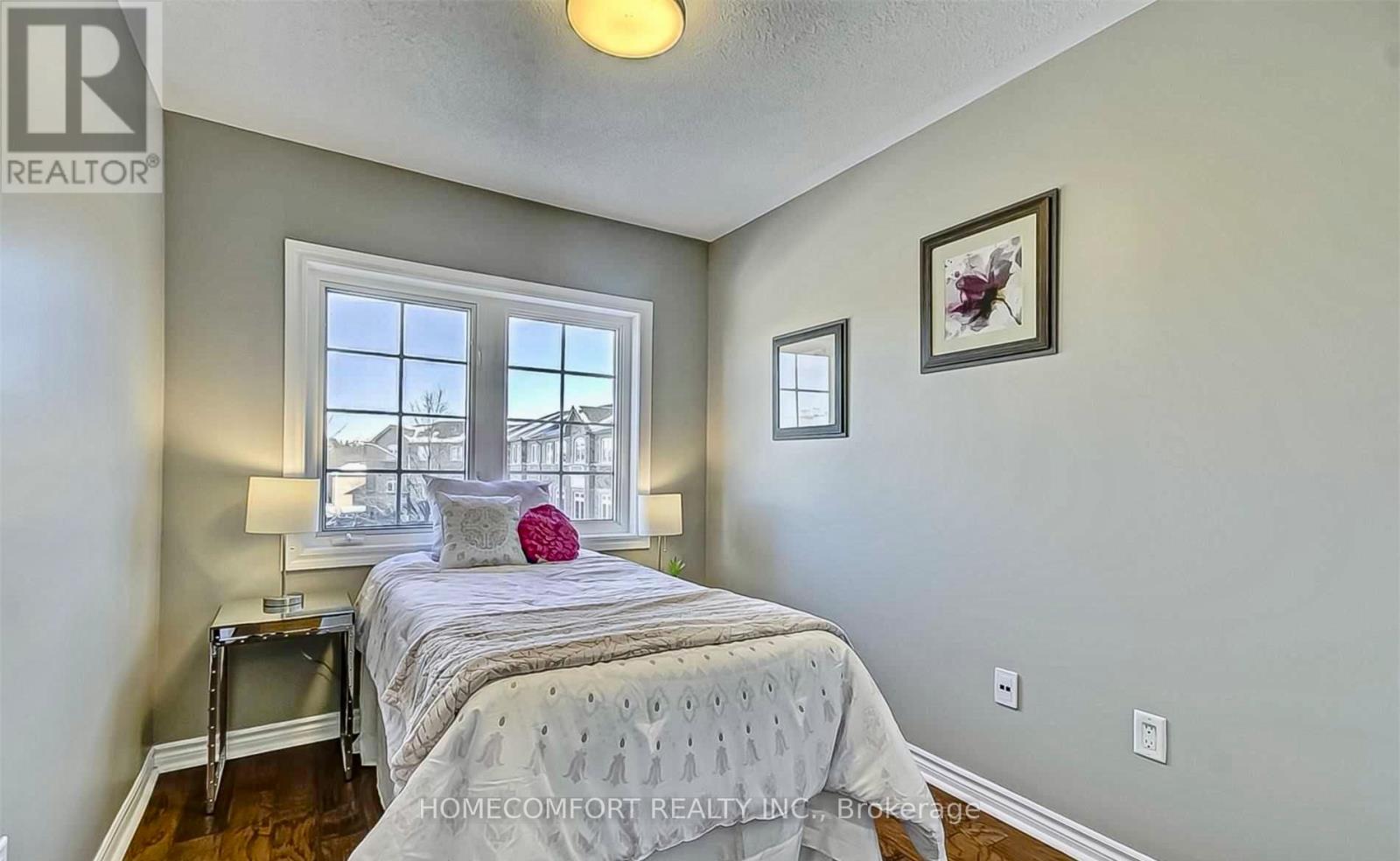 Photo 17 of 38 Burgon Place, Aurora ON