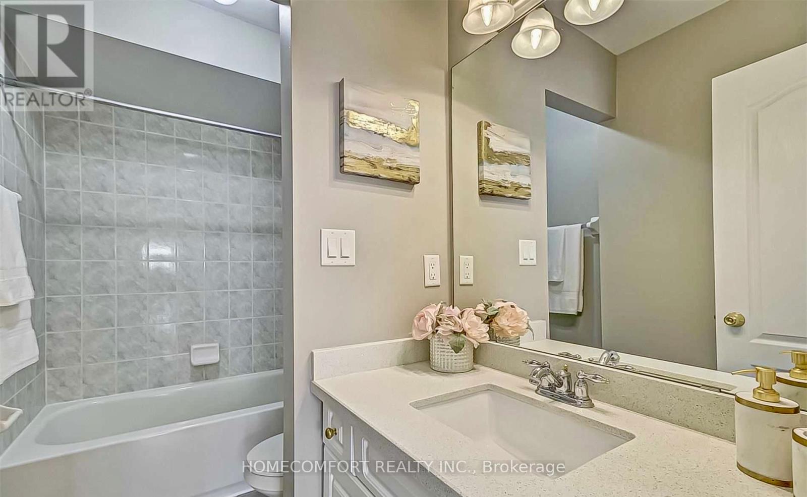 Photo 12 of 38 Burgon Place, Aurora ON