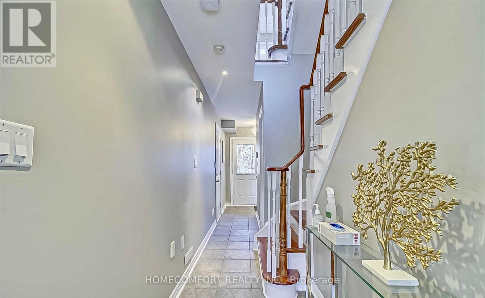 Photo 11 of 38 Burgon Place, Aurora ON