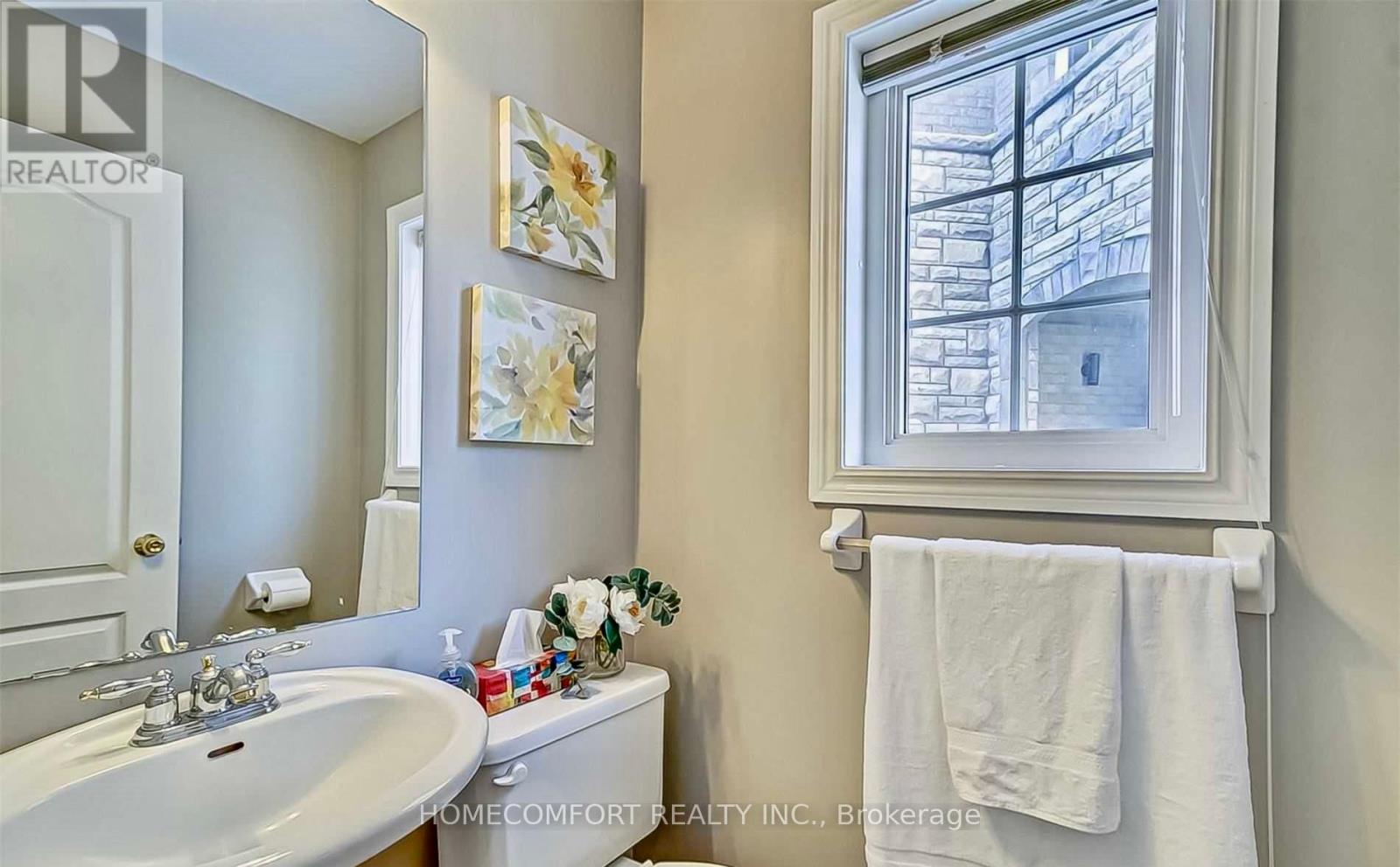 Photo 16 of 38 Burgon Place, Aurora ON