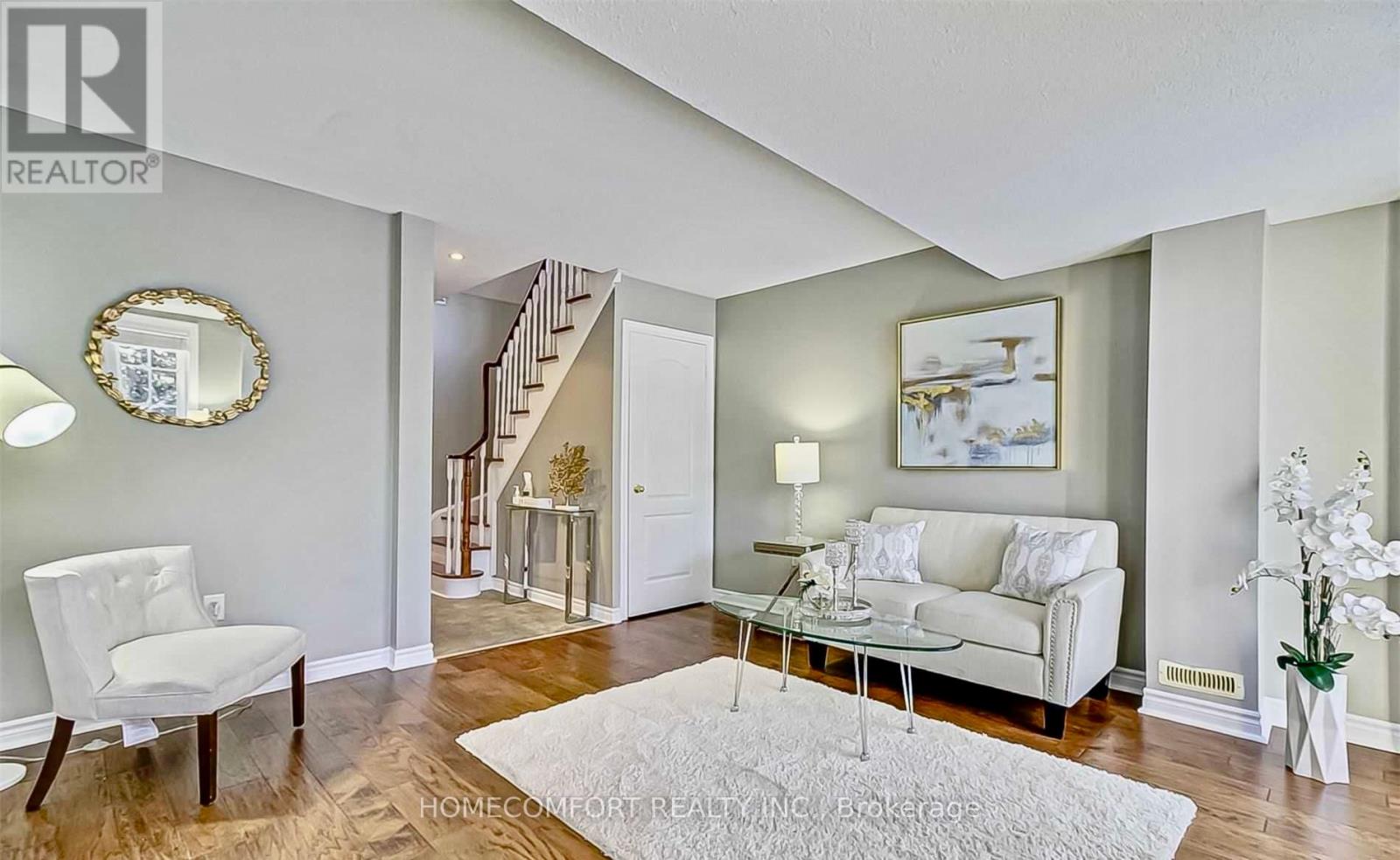 Photo 24 of 38 Burgon Place, Aurora ON