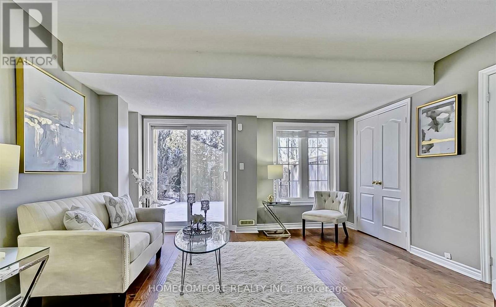 Photo 3 of 38 Burgon Place, Aurora ON