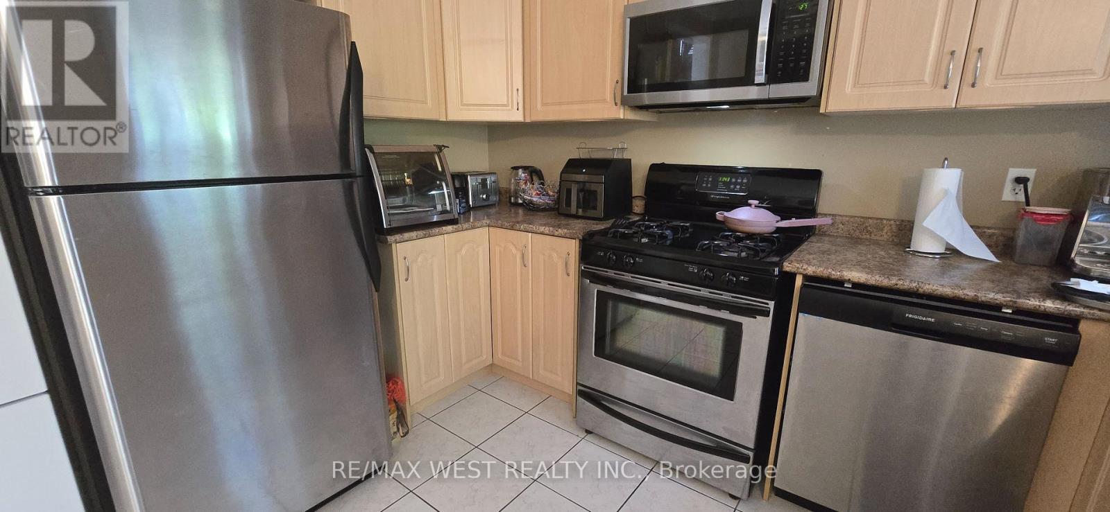 Photo 3 of 200 Starling Boulevard, Vaughan ON