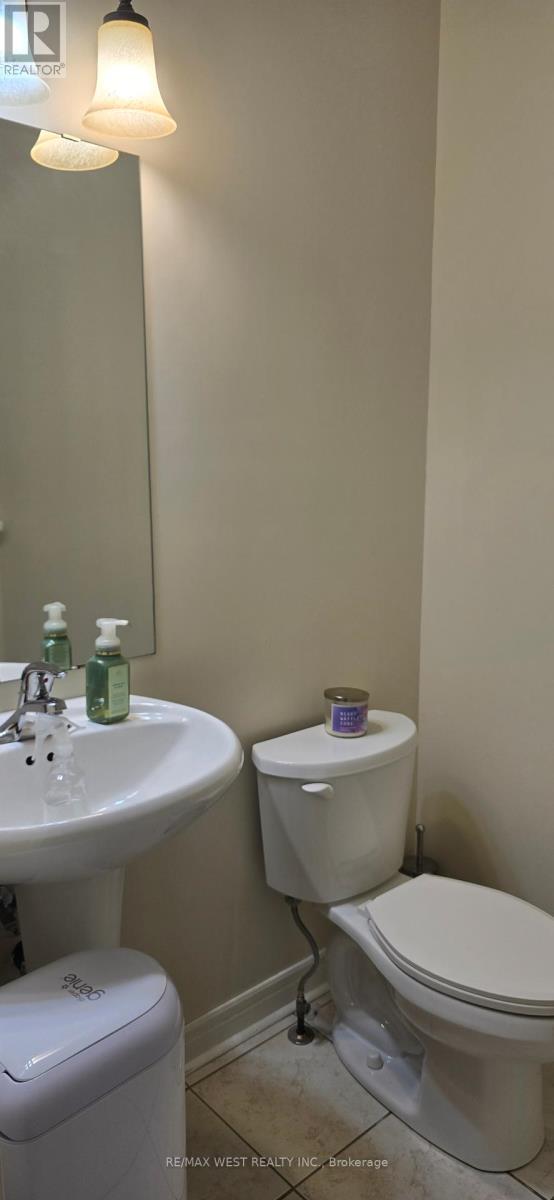 Photo 5 of 200 Starling Boulevard, Vaughan ON