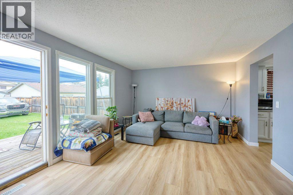 Single Family House for Sale in   Avenue NE Temple Calgary 