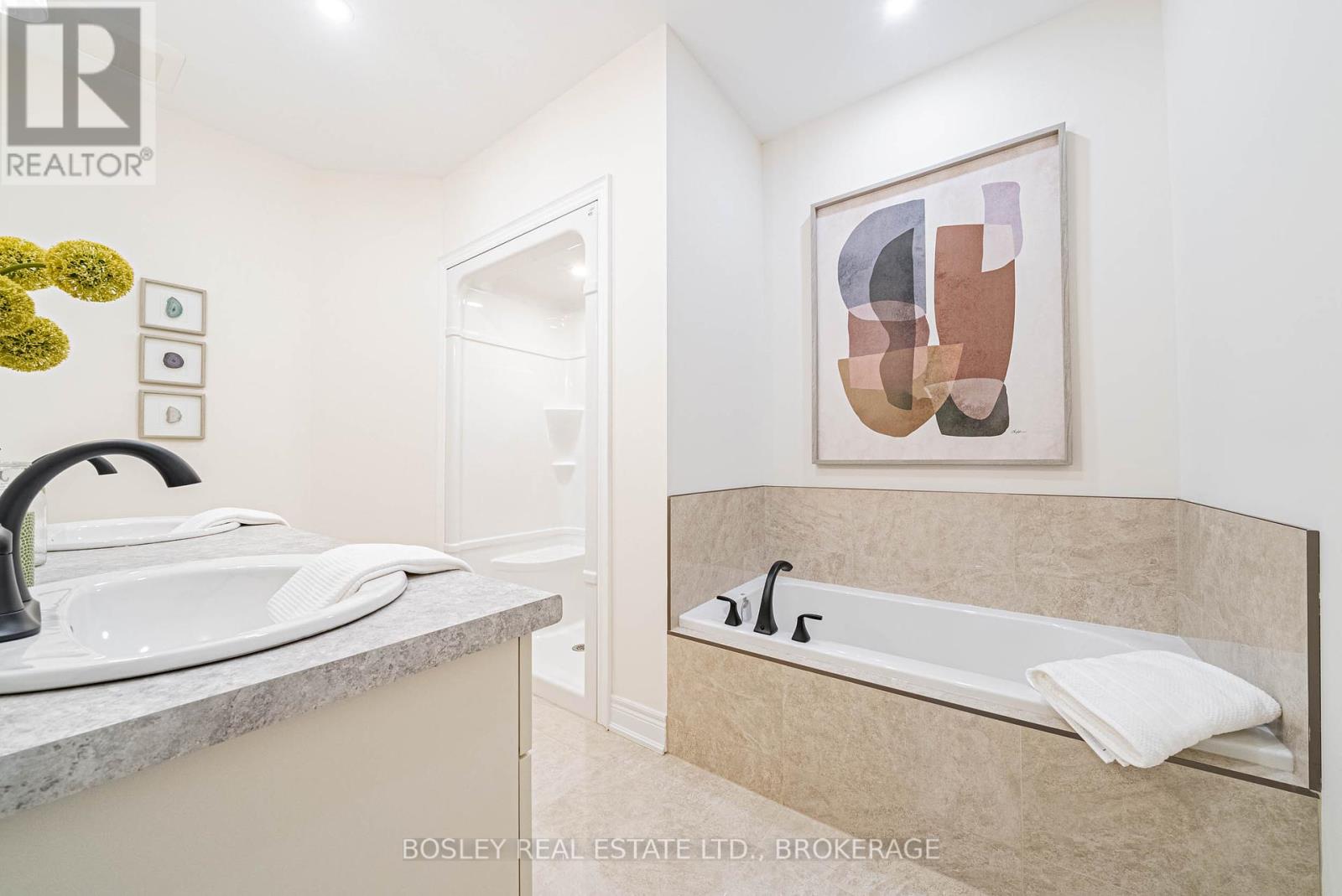 Photo 20 of 510 Royal Ridge Drive, Fort Erie ON