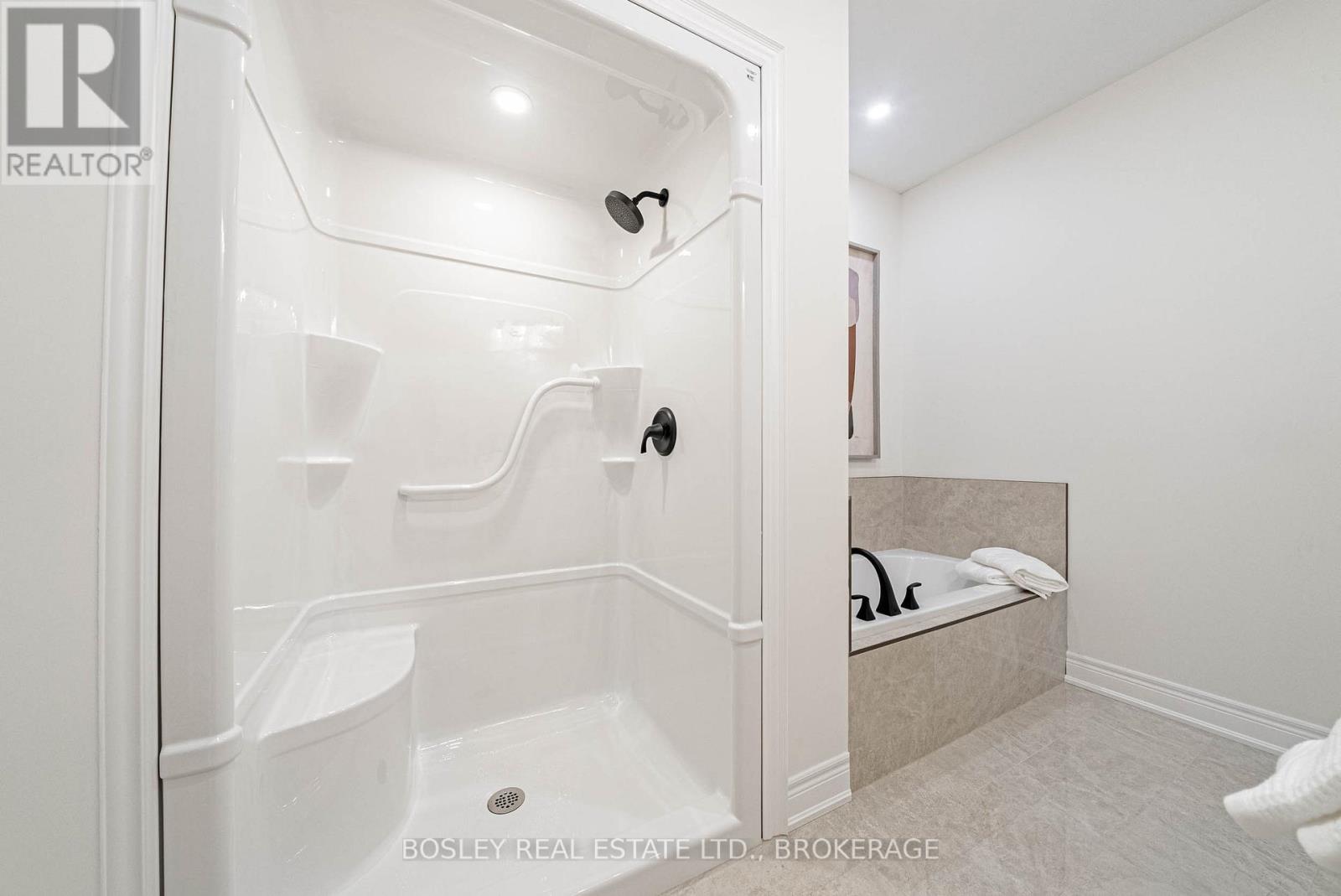 Photo 22 of 510 Royal Ridge Drive, Fort Erie ON
