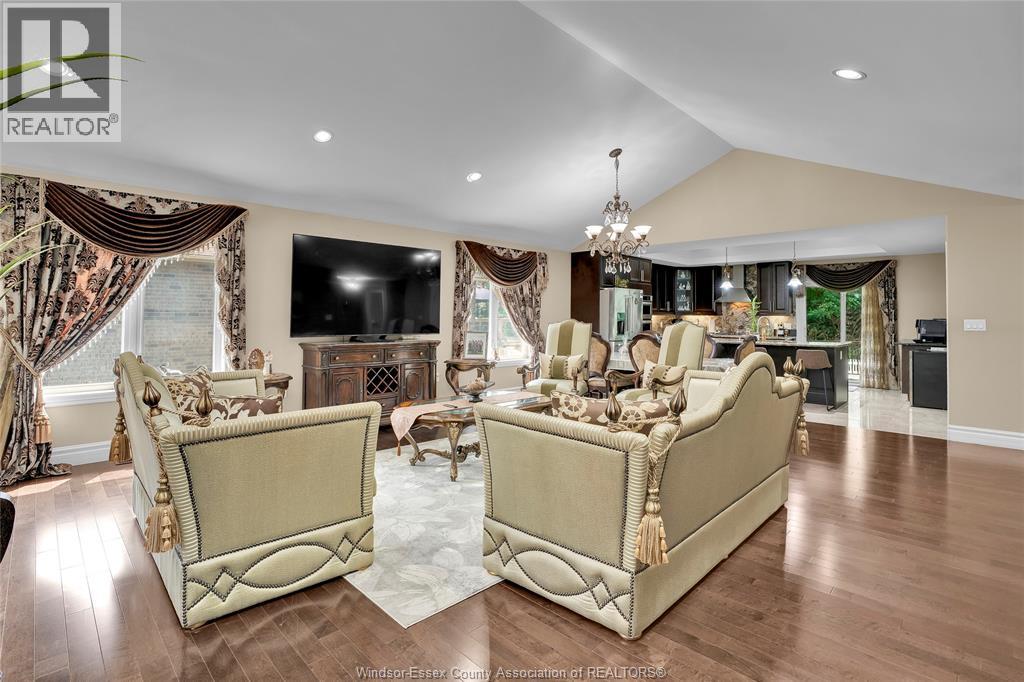 Photo 6 of 3035 Bridgeway, Lasalle ON