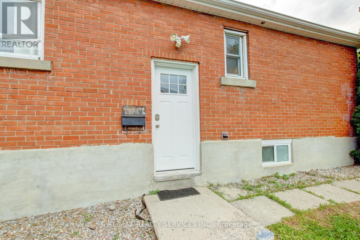 Photo 31 of 29 Woodward Avenue, Brampton ON