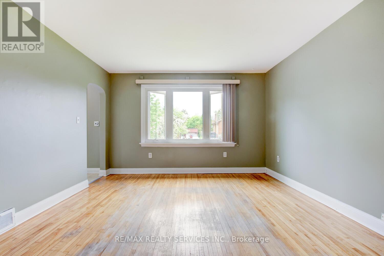 Photo 4 of 29 Woodward Avenue, Brampton ON