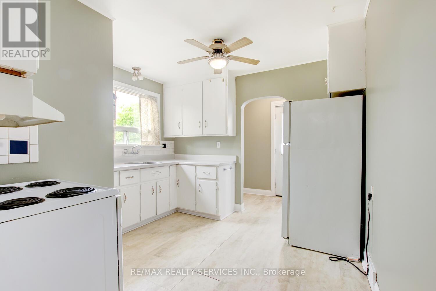 Photo 9 of 29 Woodward Avenue, Brampton ON