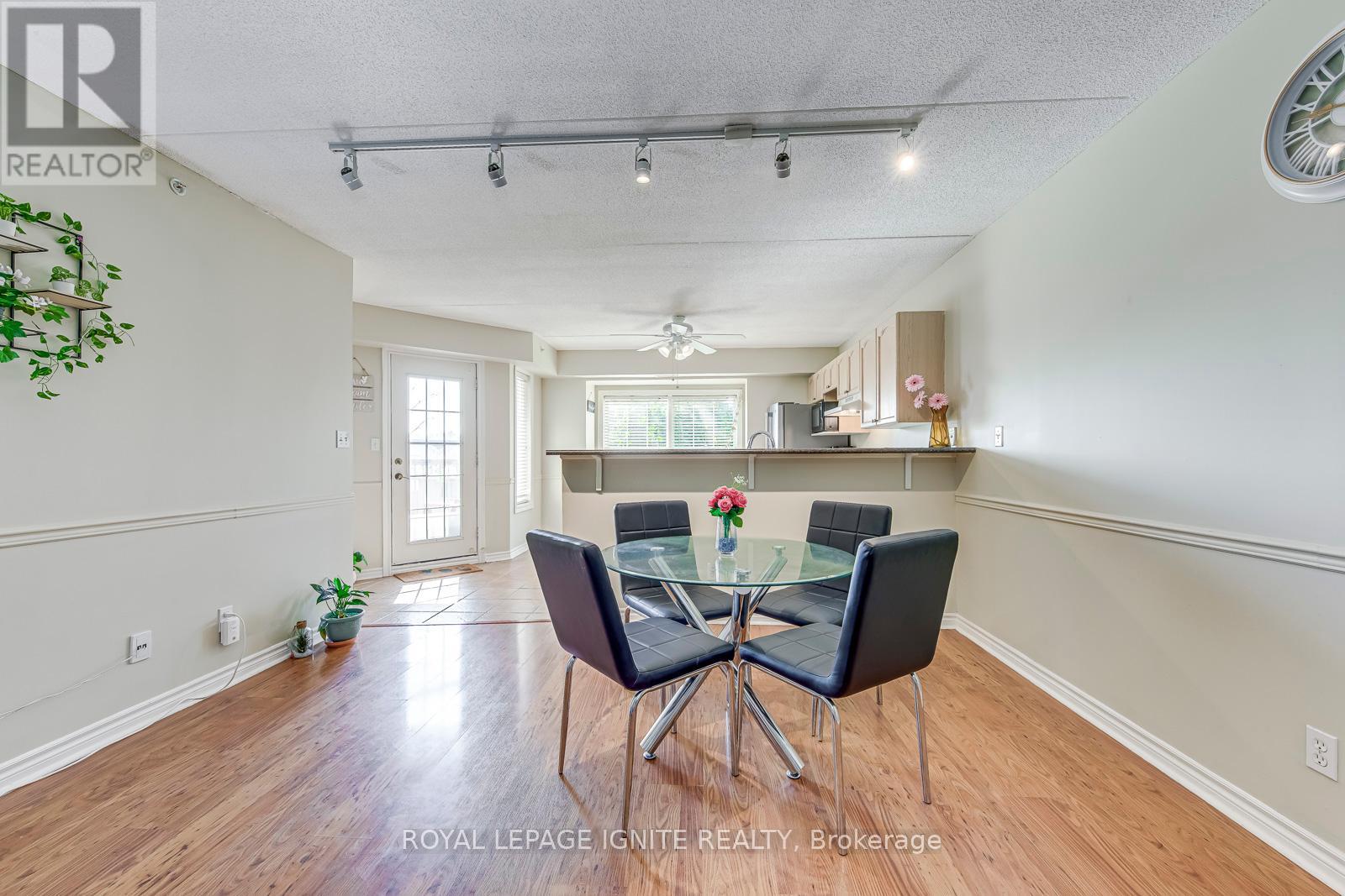 Photo 10 of 211 1820 Walkers Line, Burlington ON