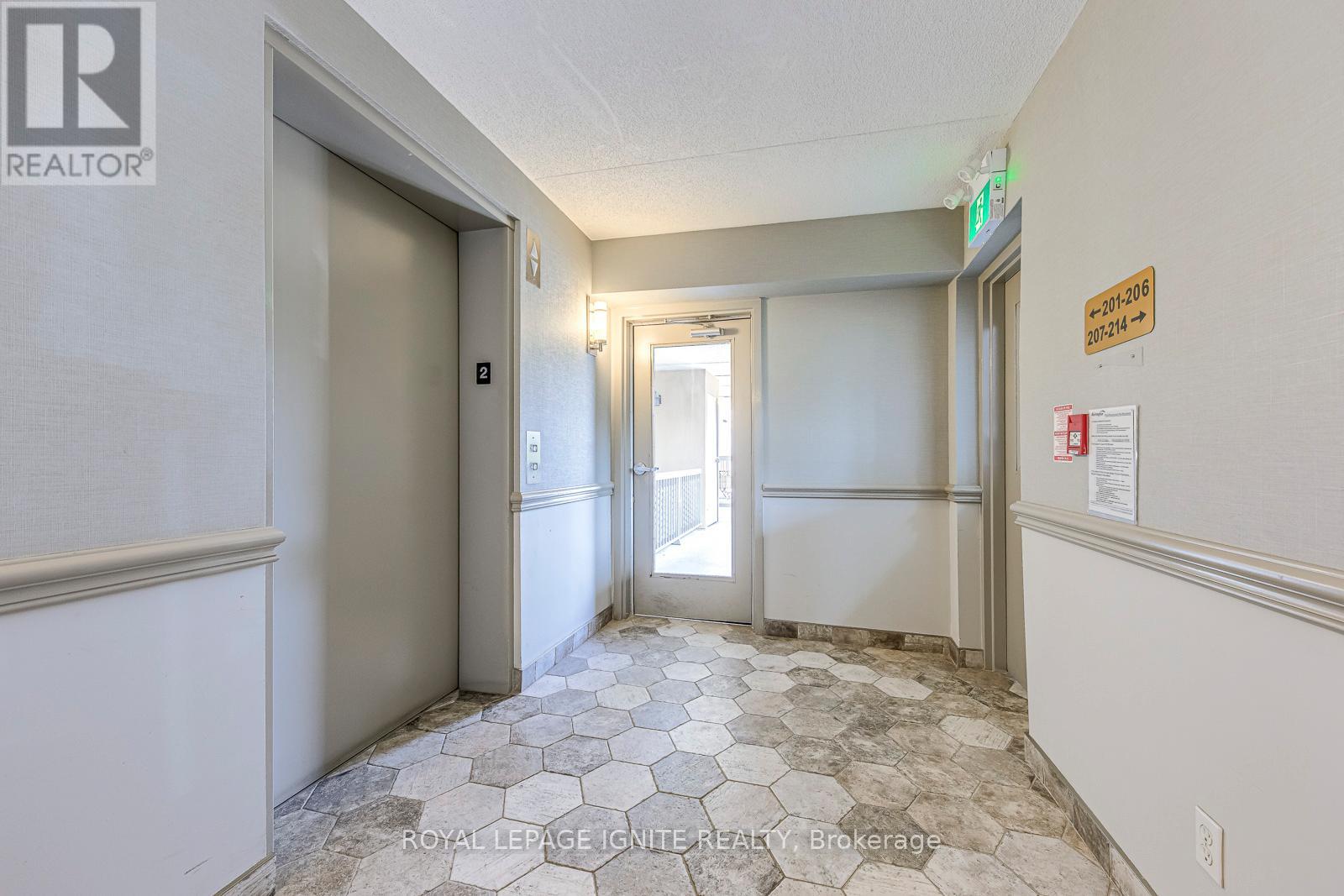 Photo 4 of 211 1820 Walkers Line, Burlington ON