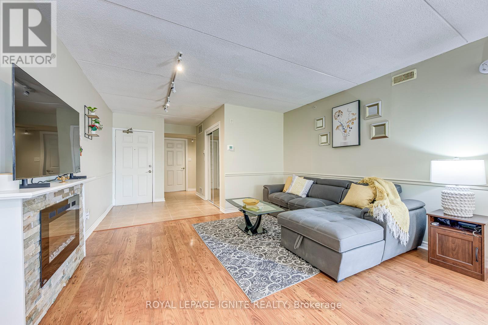 Photo 9 of 211 1820 Walkers Line, Burlington ON