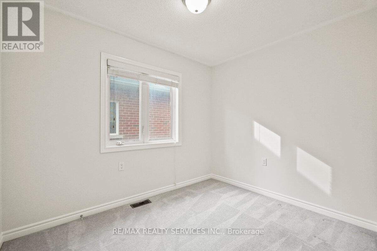 Photo 34 of 9 Phyllis Drive, Caledon ON