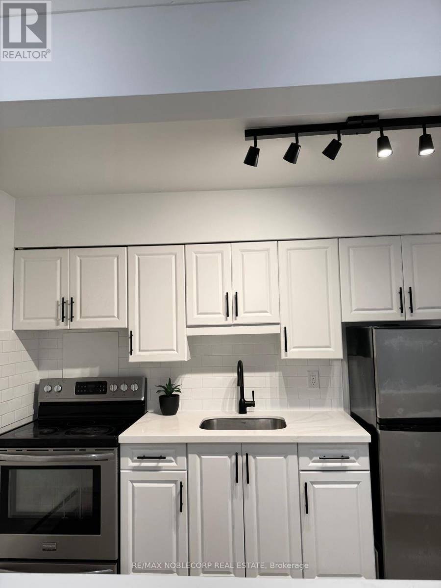 Photo 5 of 2 5 Applewood Avenue, Hamilton ON