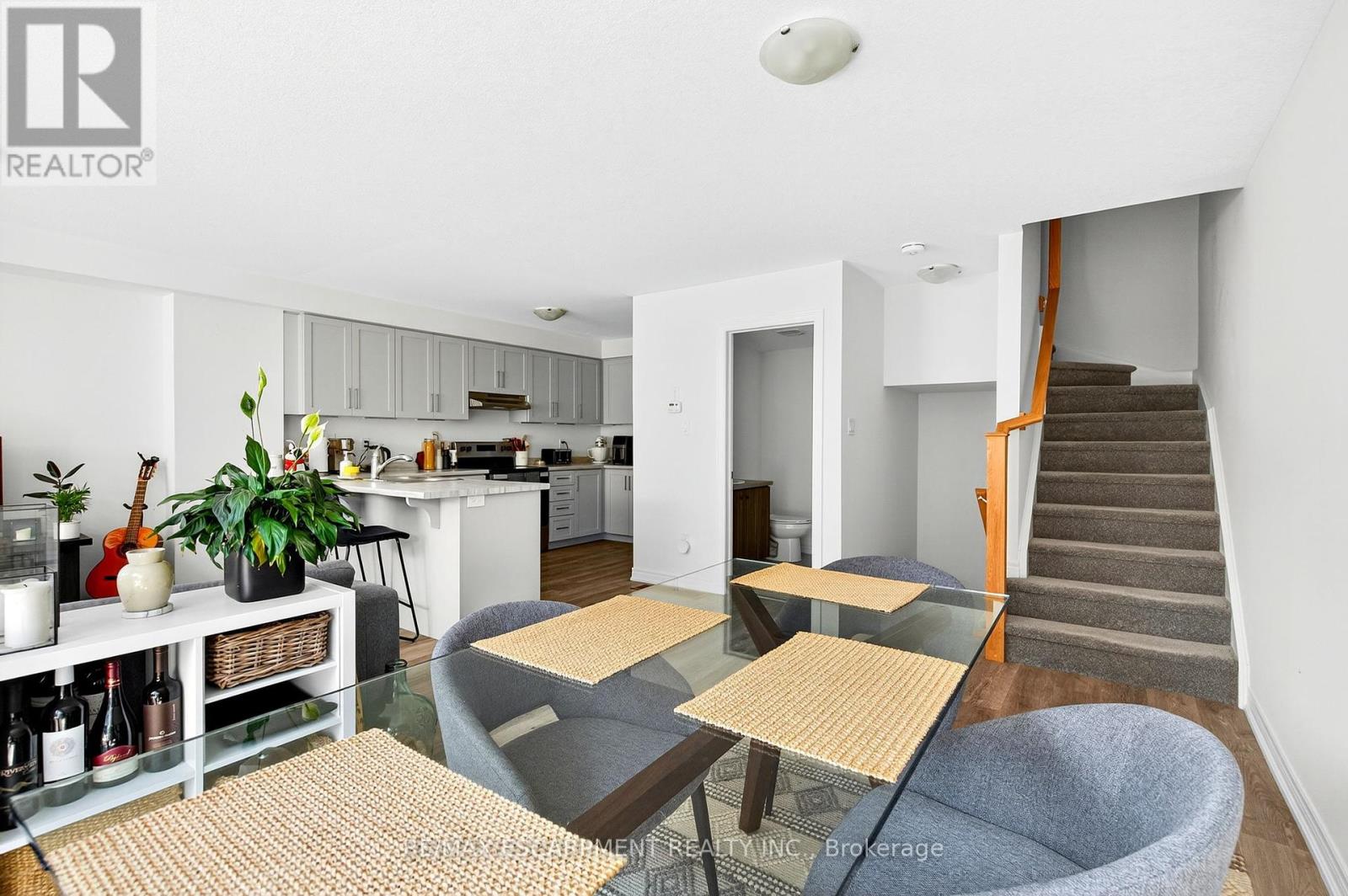 Photo 10 of 27 Dryden Lane, Hamilton ON