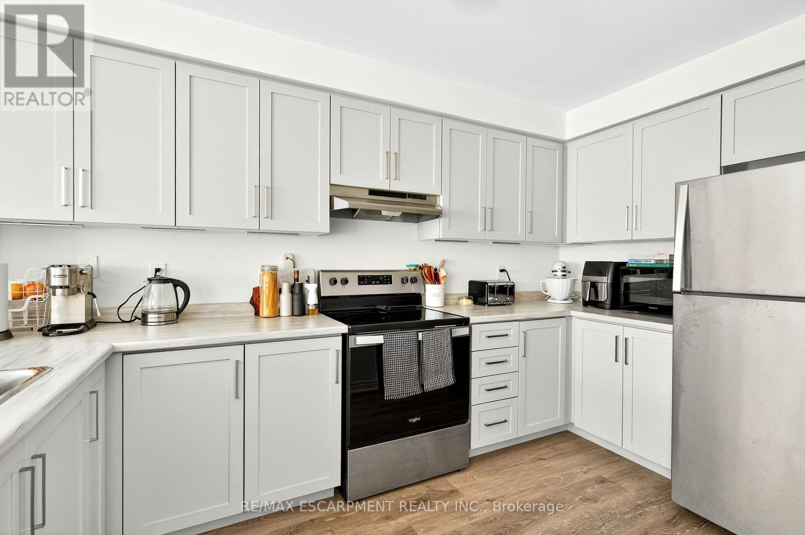 Photo 16 of 27 Dryden Lane, Hamilton ON