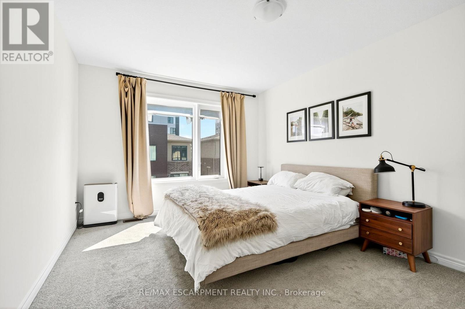 Photo 24 of 27 Dryden Lane, Hamilton ON