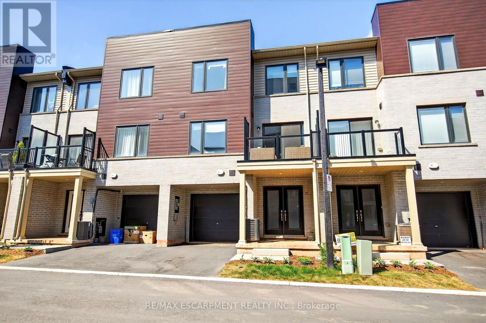 Photo 3 of 27 Dryden Lane, Hamilton ON