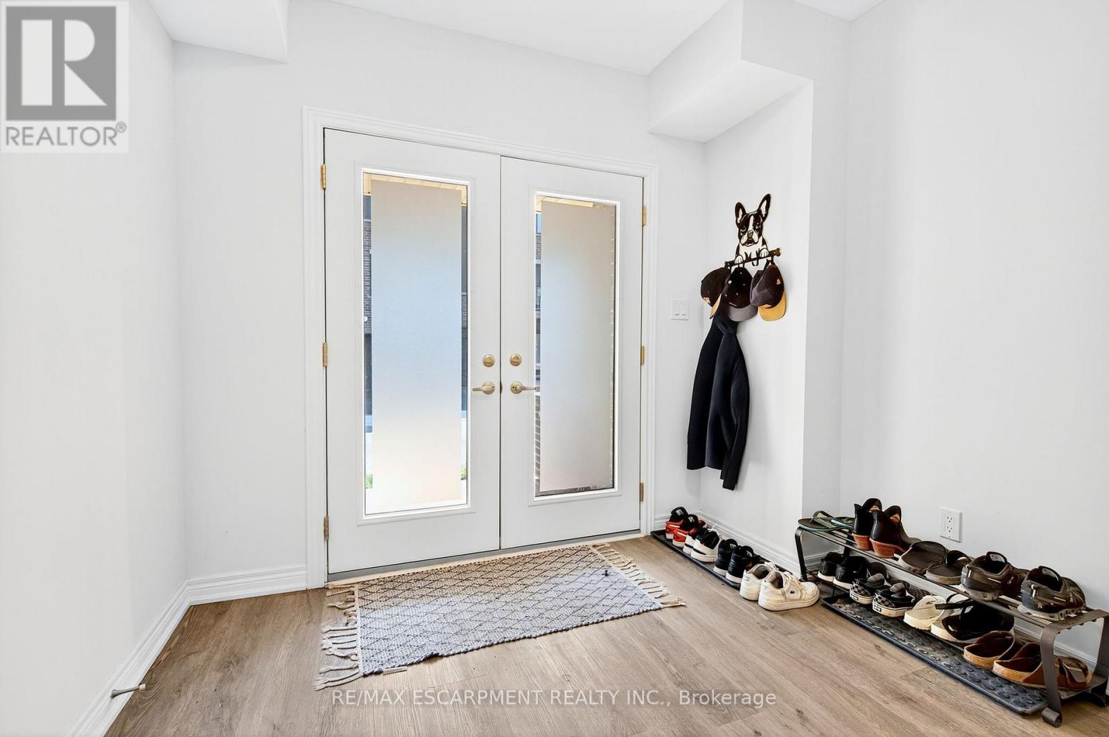Photo 5 of 27 Dryden Lane, Hamilton ON
