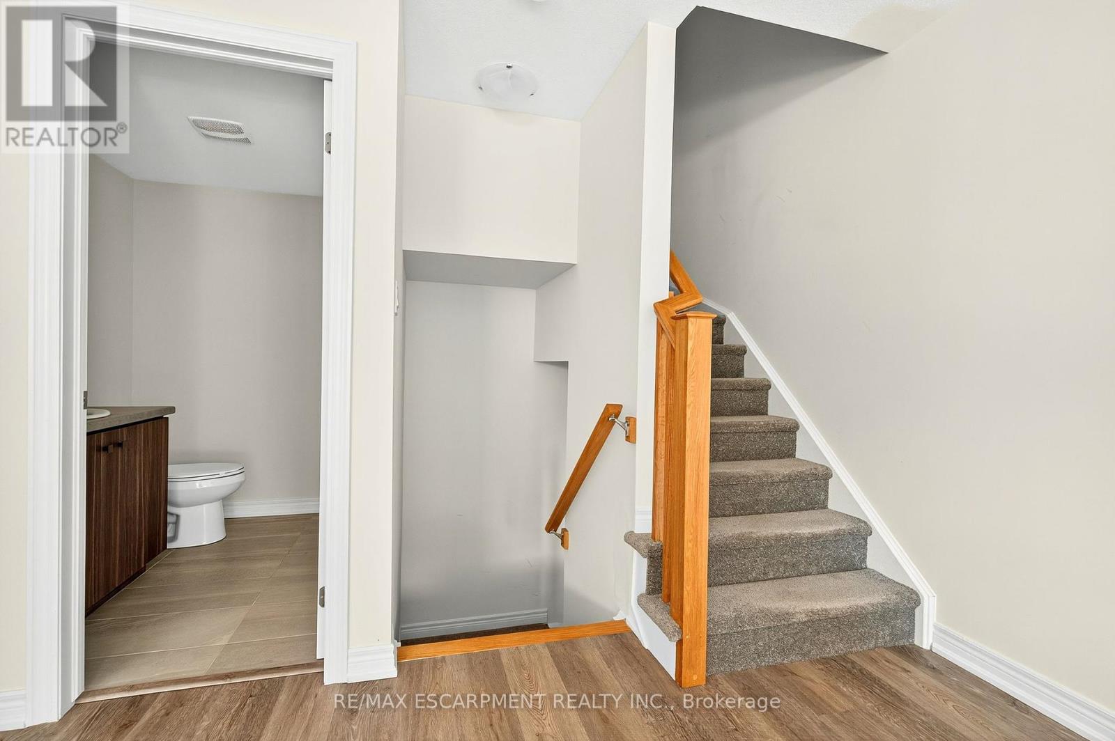 Photo 7 of 27 Dryden Lane, Hamilton ON