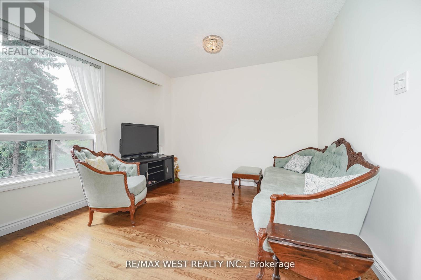Photo 5 of 6 Yetta Shepway, Toronto ON