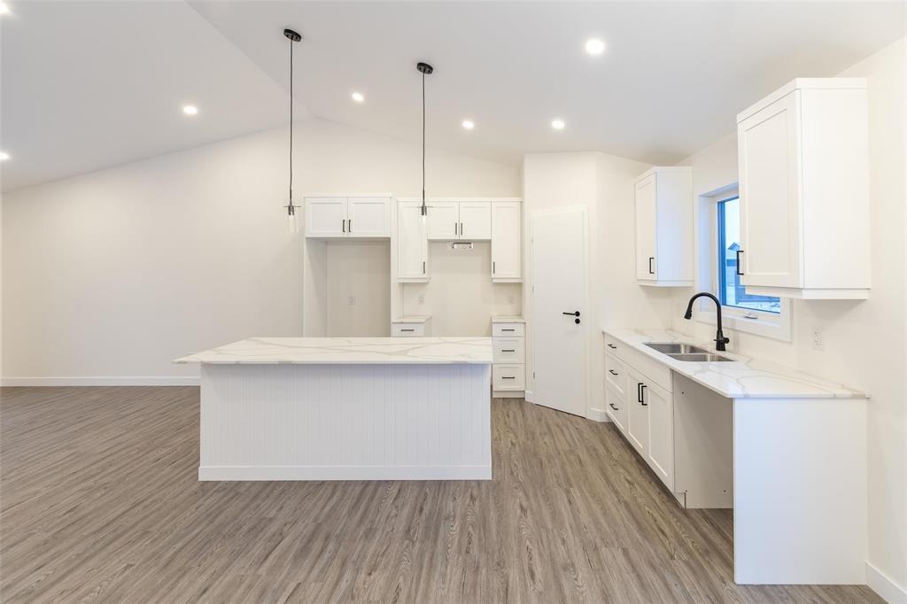 Photo 11 of 32 Becki Cove, Kleefeld MB