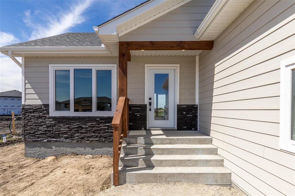 Photo 3 of 32 Becki Cove, Kleefeld MB