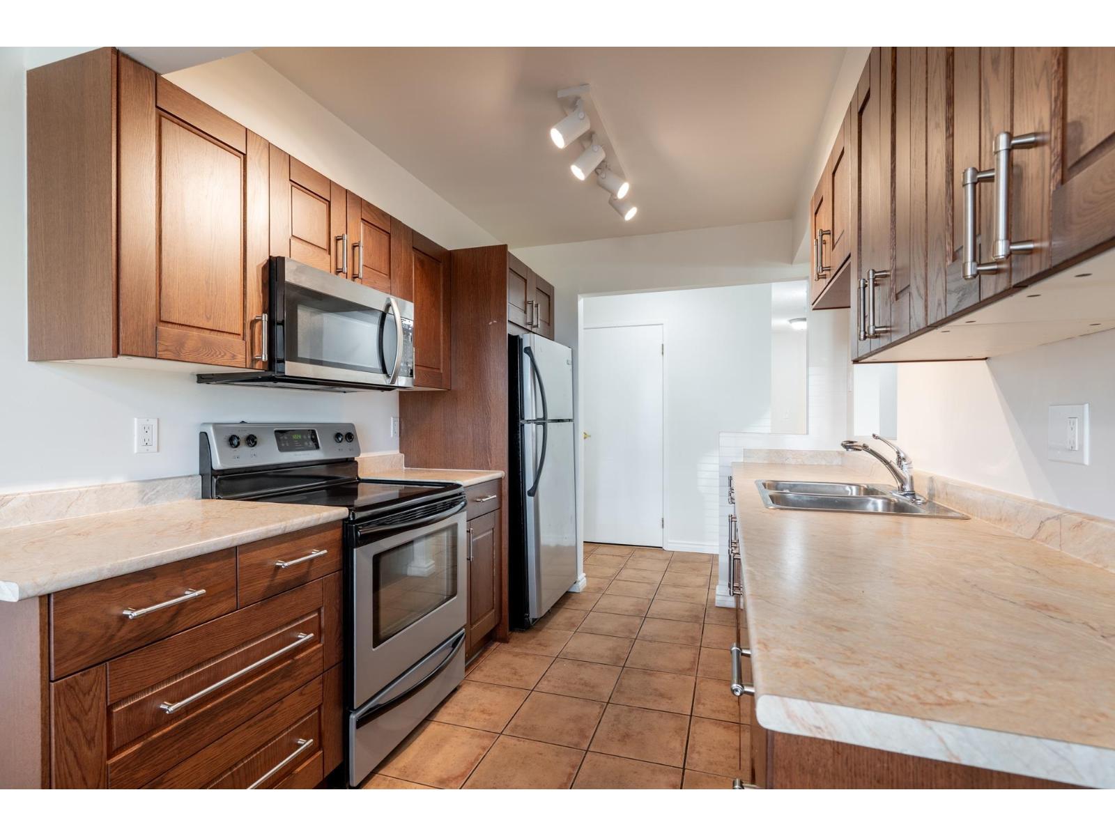 Photo 6 of 205 1280 Fir Street, Surrey BC