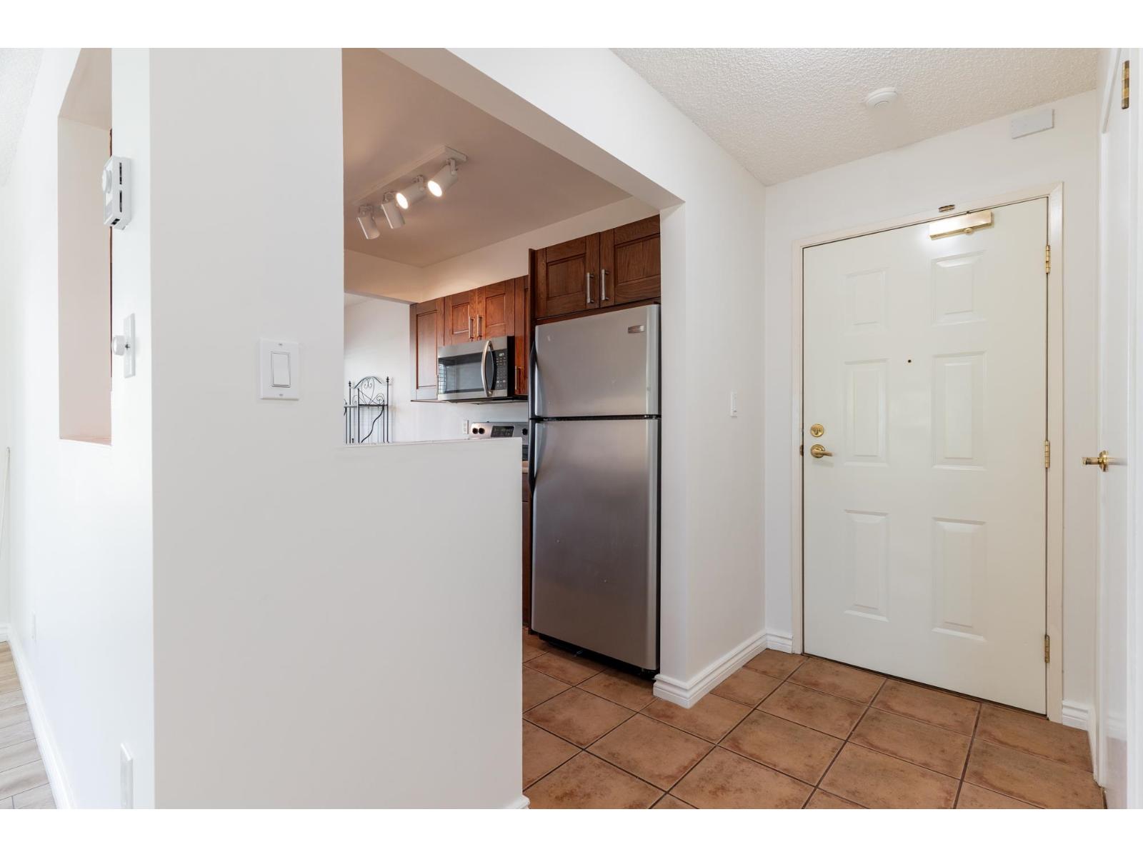 Photo 8 of 205 1280 Fir Street, Surrey BC