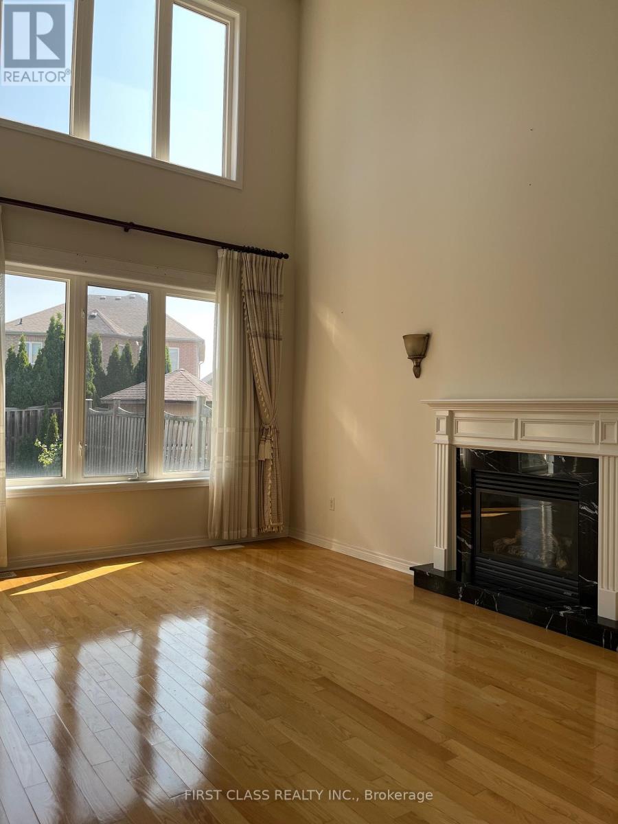 Photo 3 of 60 Townwood Drive, Richmond Hill ON