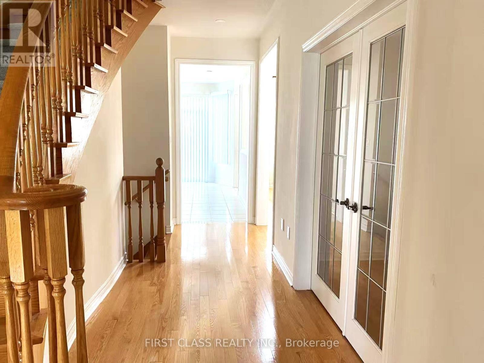 Photo 7 of 60 Townwood Drive, Richmond Hill ON
