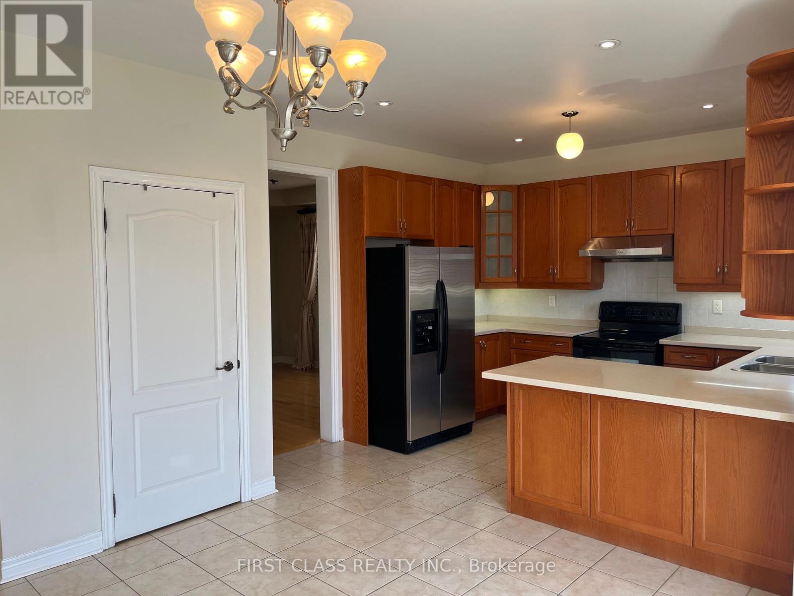 Photo 5 of 60 Townwood Drive, Richmond Hill ON