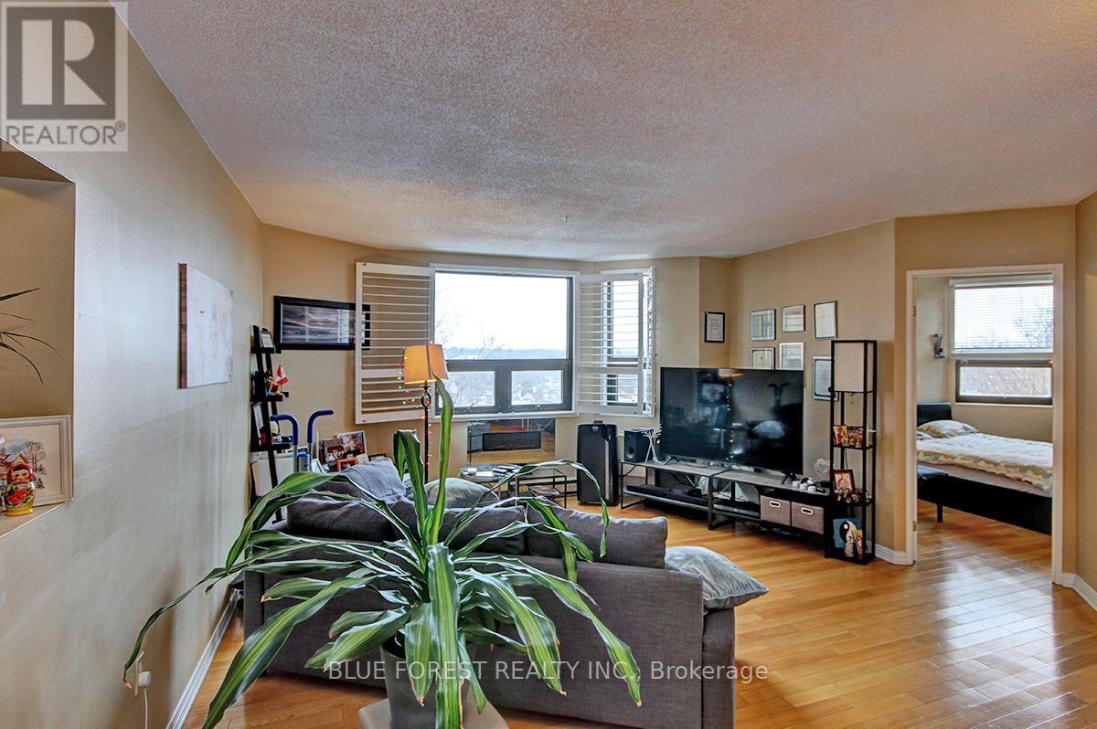 Photo 11 of 506 549 Ridout Street N, London East ON