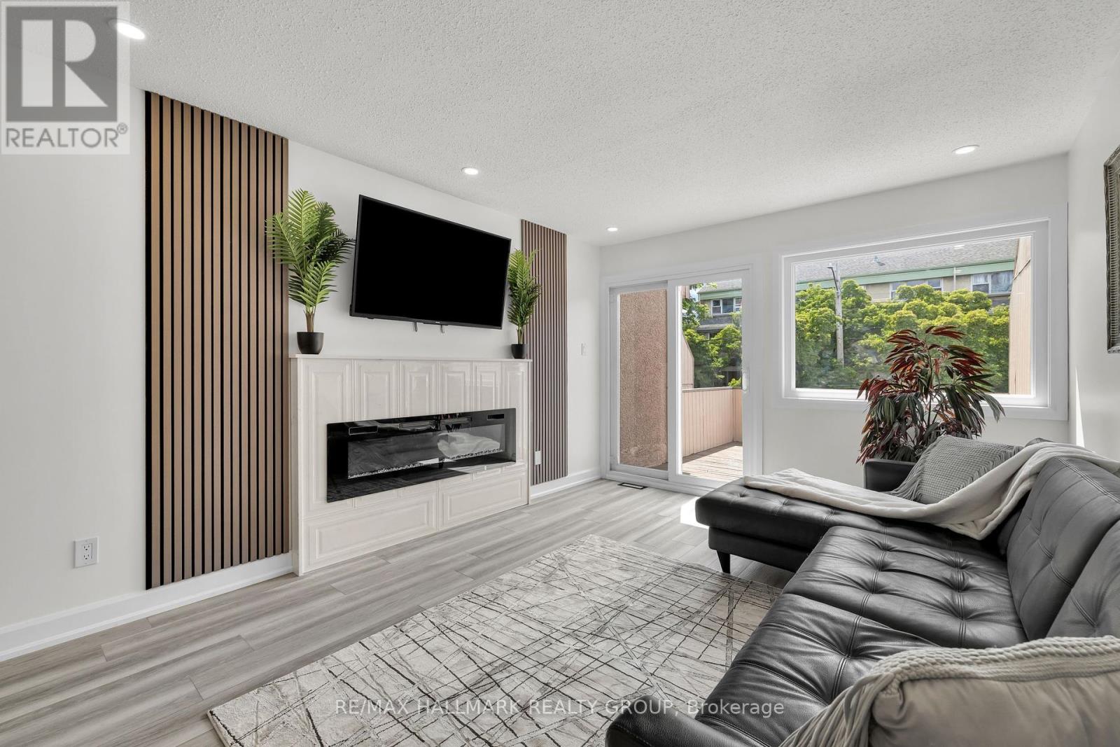 Photo 6 of 213 Booth Street, Ottawa ON