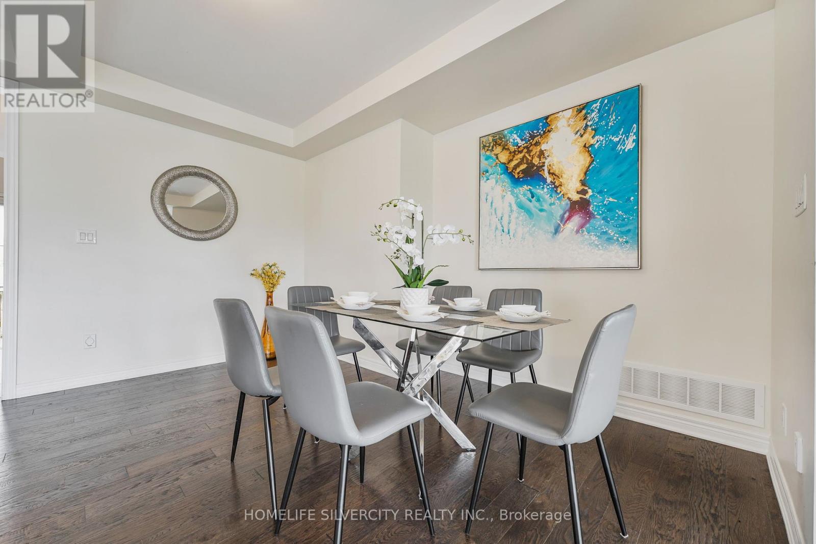 Photo 3 of 18 Tysonville Circle, Brampton ON