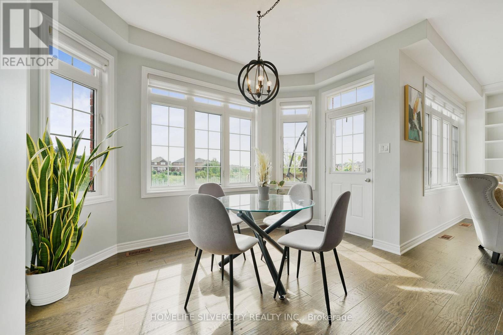 Photo 7 of 18 Tysonville Circle, Brampton ON