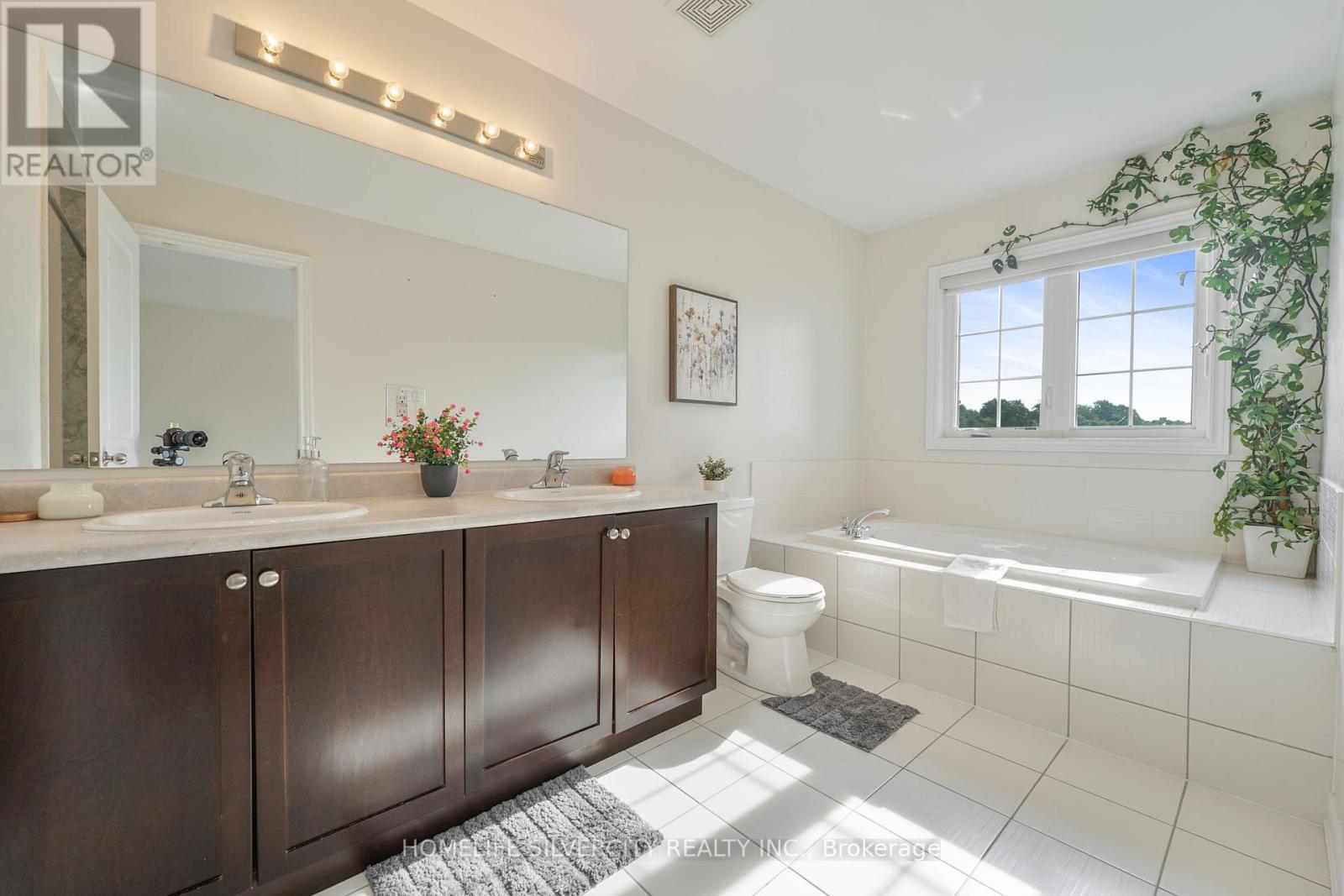 Photo 11 of 18 Tysonville Circle, Brampton ON